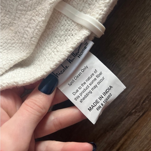 Valentines blanket raised hearts and has tassels Nicole Miller - Picture 3 of 7